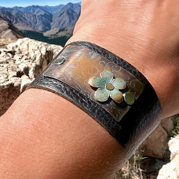 🌺Vintage Black Leather Cuff with Floral Metal Accent - Picture 2 of 9